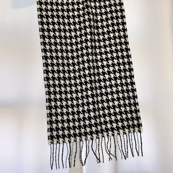 {Croft & Barrow} Houndstooth Black & White Scarf with Fringe - Picture 6 of 6